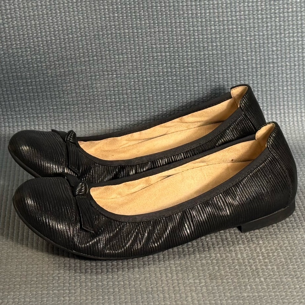 Vionic Black Textured Leather Ballet Flats